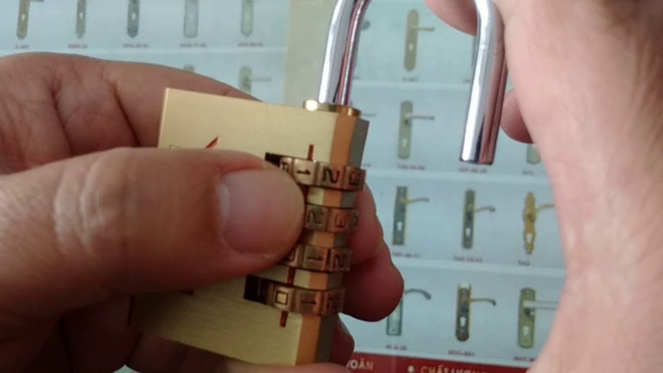 Trường hợp 1: Ổ khoá số bị kẹt và bạn không nhớ mật khẩu