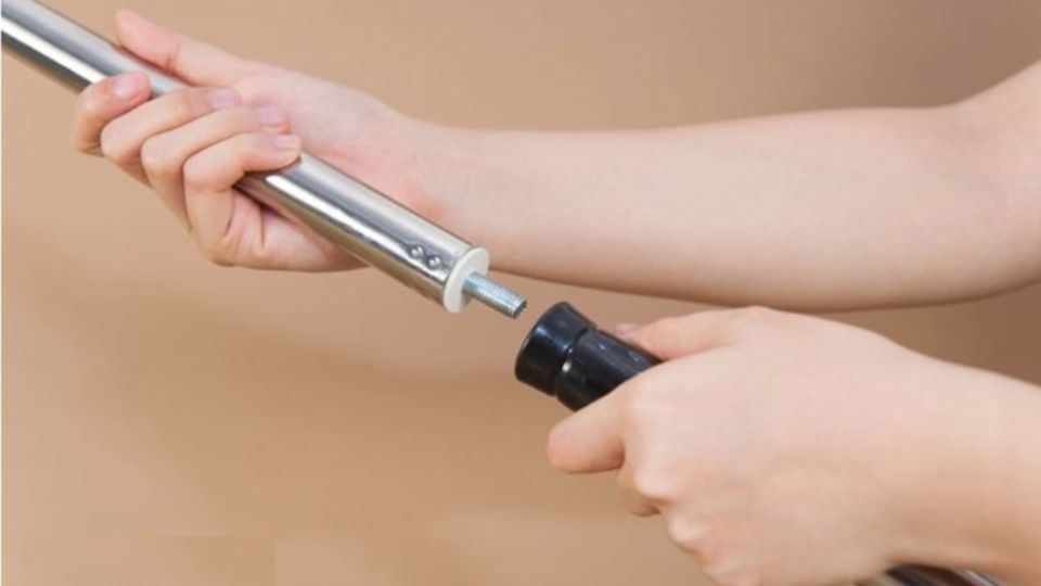 Bước 1: Gắn cây lau nhà tự vắt