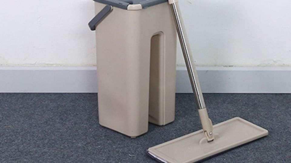 Bước 3: Lắp tấm lau sàn vào cây lau nhà tự vắt