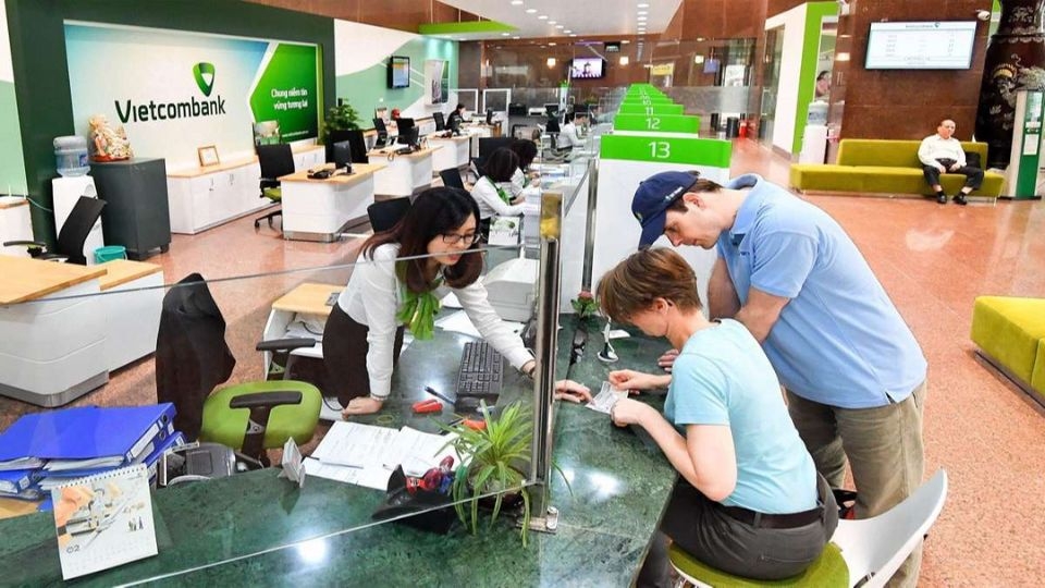Bước 2: Đến quầy giao dịch ngân hàng Vietcombank gần nơi sinh sống