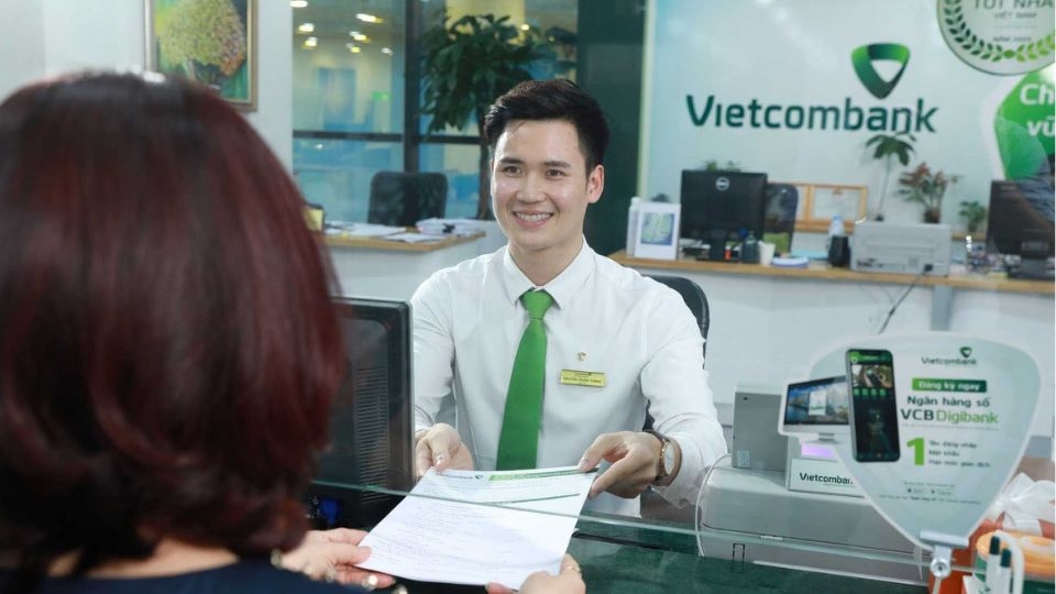Bước 4: Nộp giấy tờ và ký tên