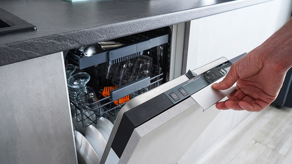Chốt cửa máy rửa bát không đóng chặt hoặc do miếng đệm mút bị hỏng