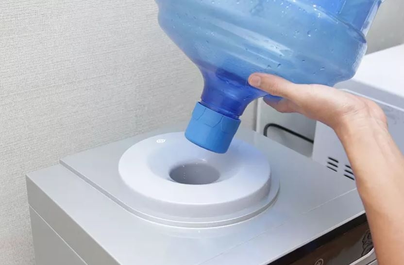 Cách úp bình nước vào cây nóng lạnh 4