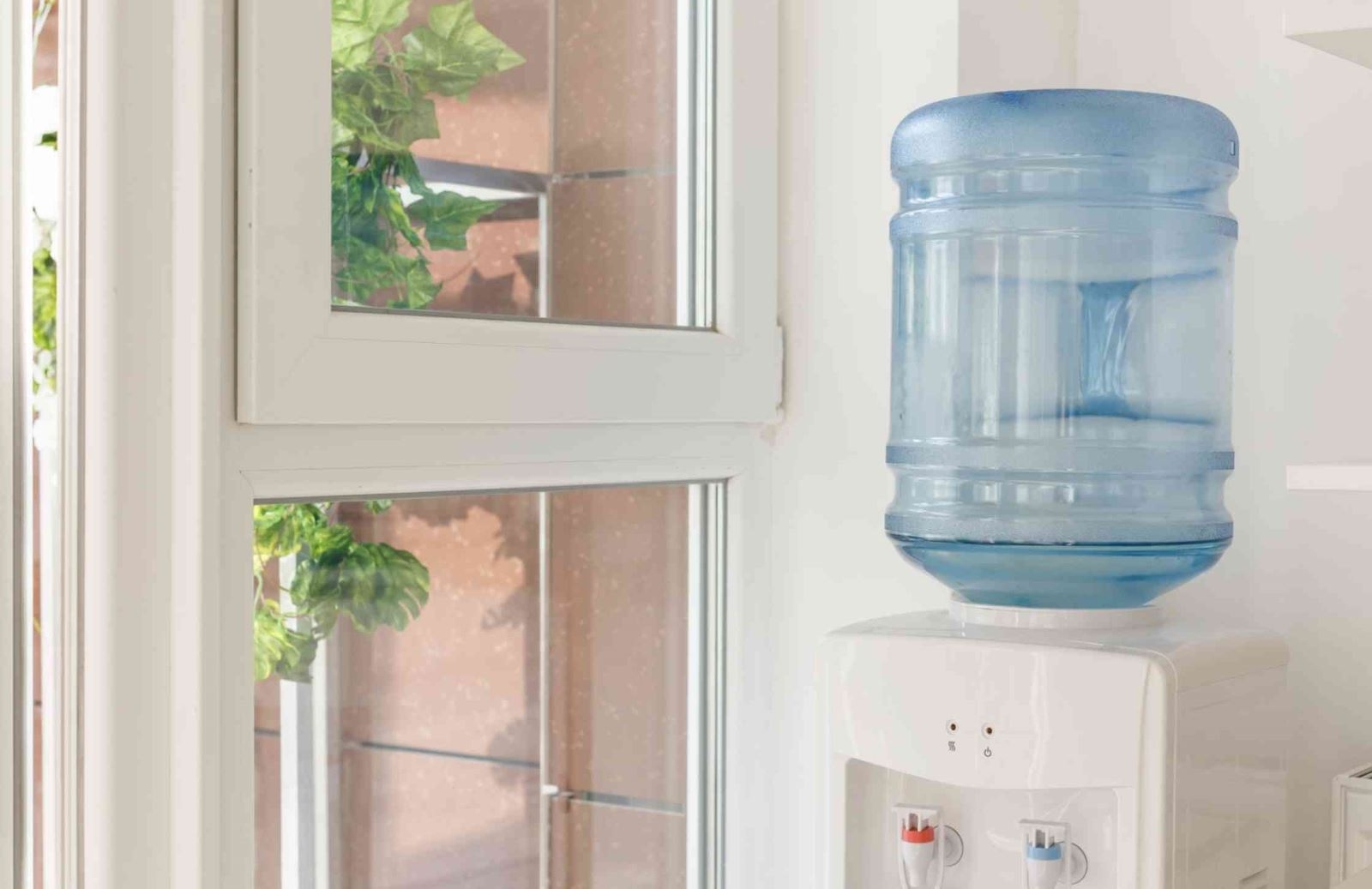 Cách úp bình nước vào cây nóng lạnh 5