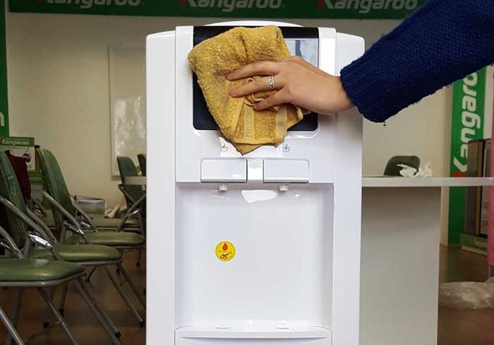 Cách úp bình nước vào cây nóng lạnh 6