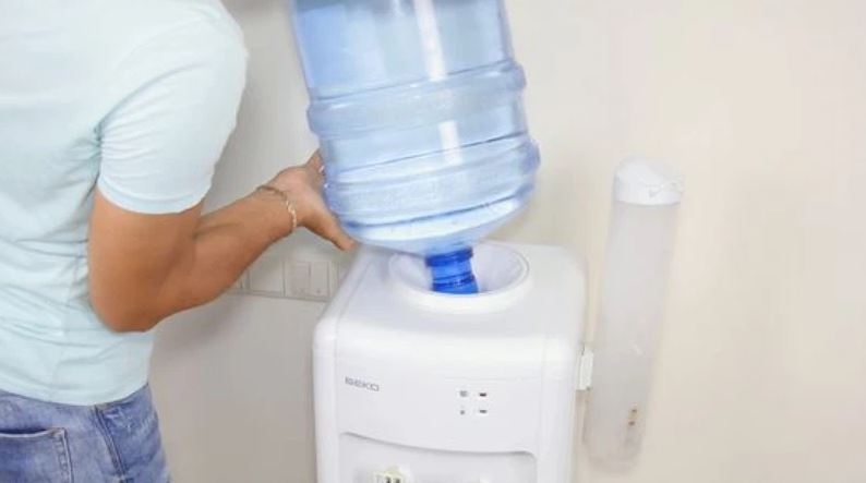 Cách úp bình nước vào cây nóng lạnh 7