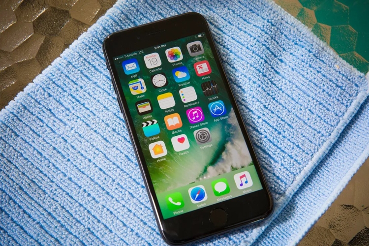 Dùng khăn bông mềm thấm sạch nước trên iPhone 7 Plus. Ảnh: CNET