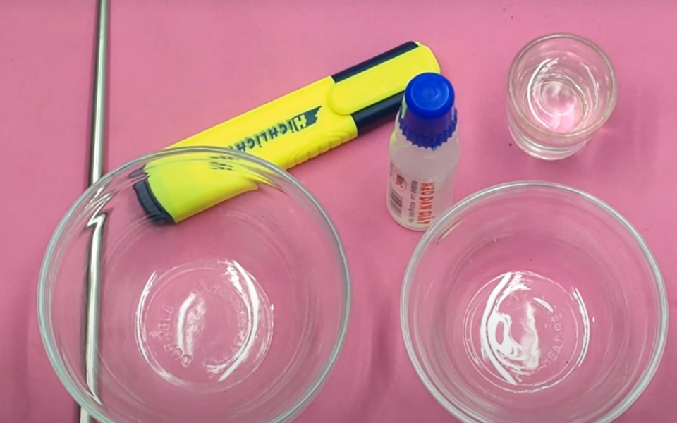 Slime bằng bút dạ quang và chai hồ nước