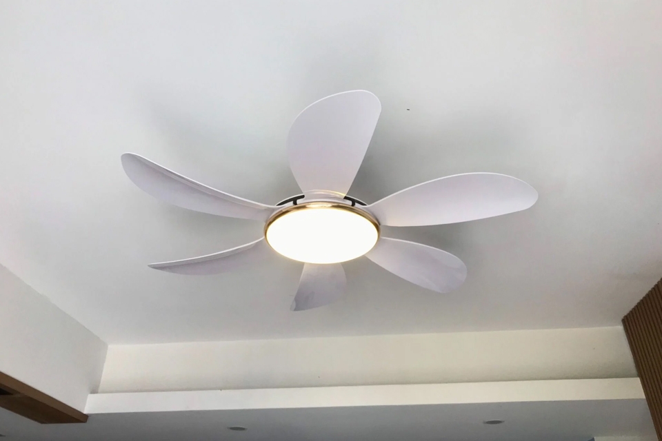 Quạt trần phòng ngủ gắn đèn led vàng.