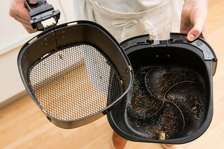 Không vệ sinh nồi chiên thường xuyên sẽ khiến chất bẩn tích tụ, giảm hiệu suất hoạt động, gây hại cho sức khoẻ người dùng