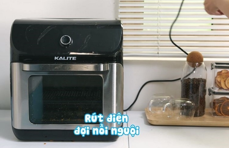 Rút điện và chờ nồi nguội hoàn toàn mới vệ sinh