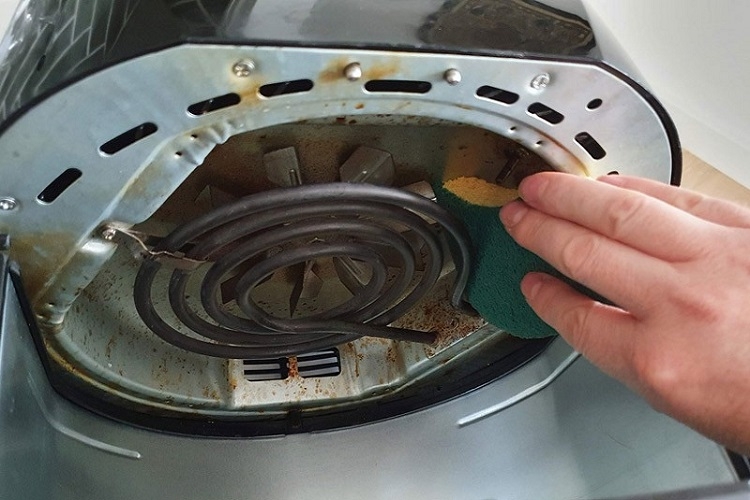 Dùng miếng xốp rửa bát cọ rửa nhẹ nhàng