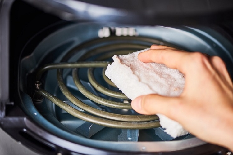 Lau sạch lại nồi bằng khăn mềm