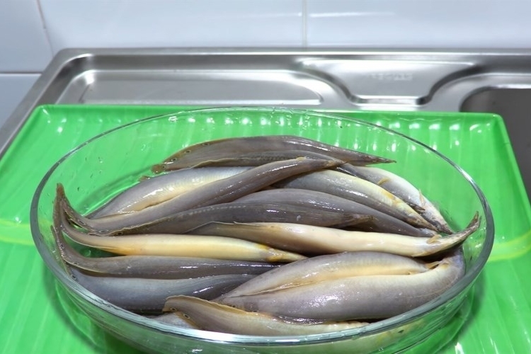 Sử dụng lá chuối, lá tre làm sạch cá trạch