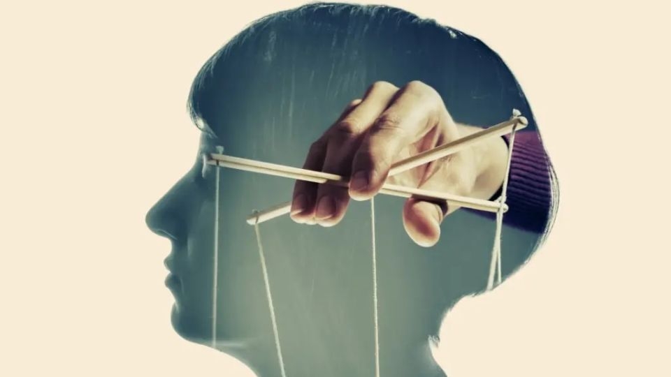 Sử dụng những gì nạn nhân trân trọng để chống lại họ