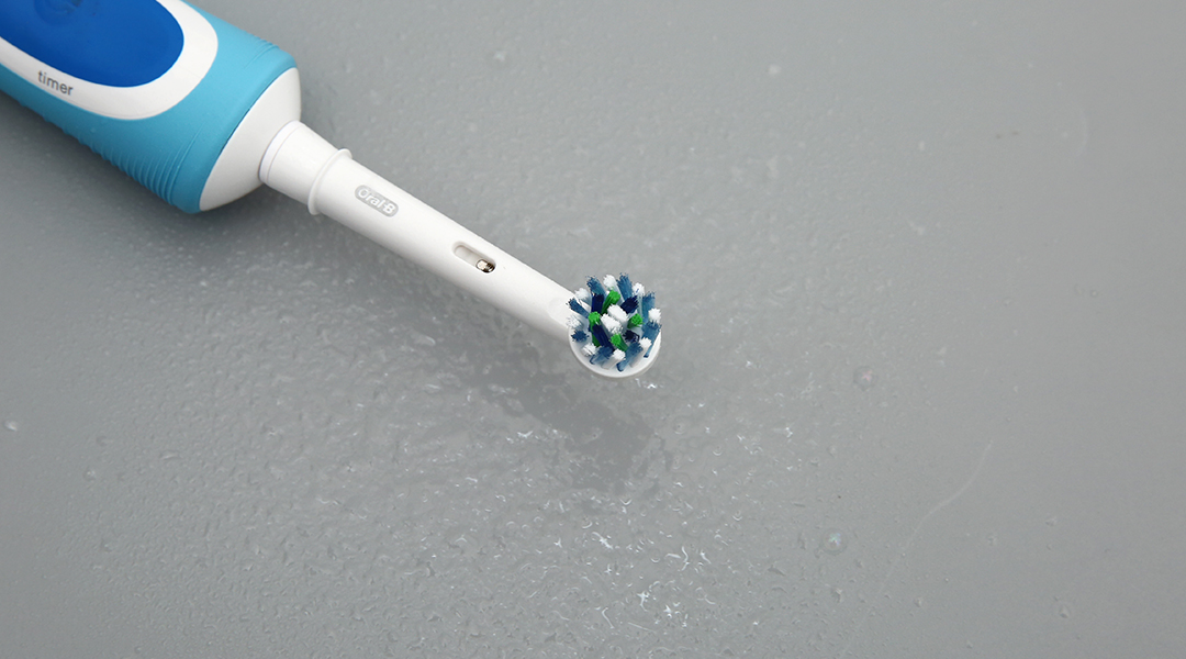 Bàn chải Oral-B Vitality CrossAction Blue D12.513