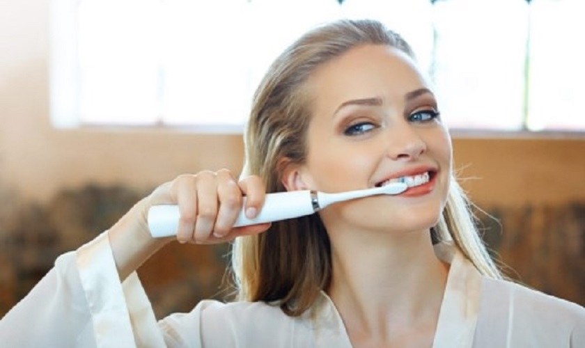 niềng răng có nên dùng bàn chải điện không? 2