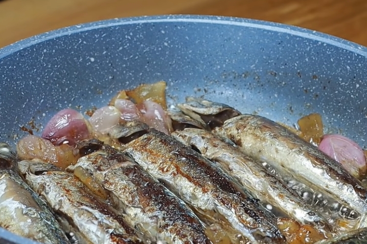 Kho cá với cà chua