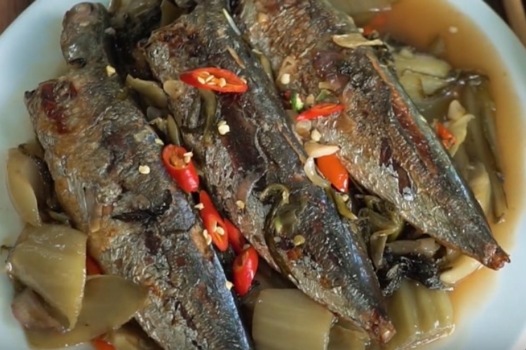 Thành phẩm cá mòi kho dưa chua