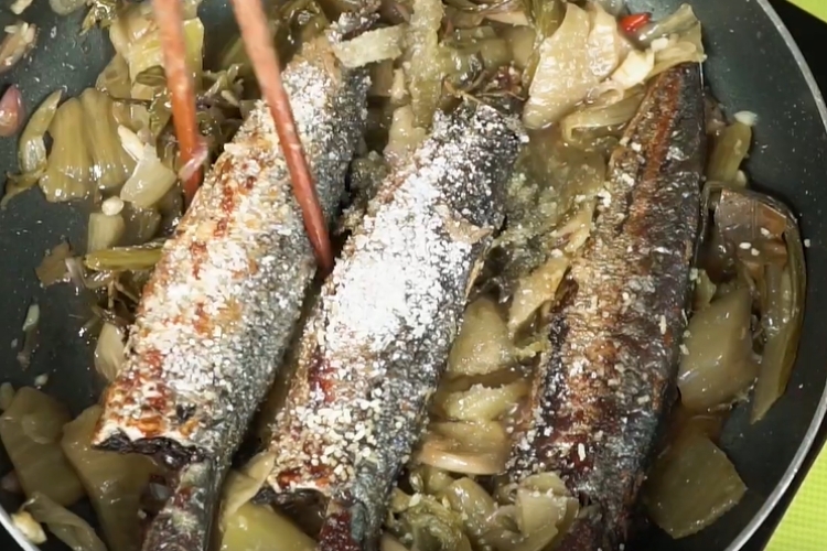 Kho cá với dưa chua