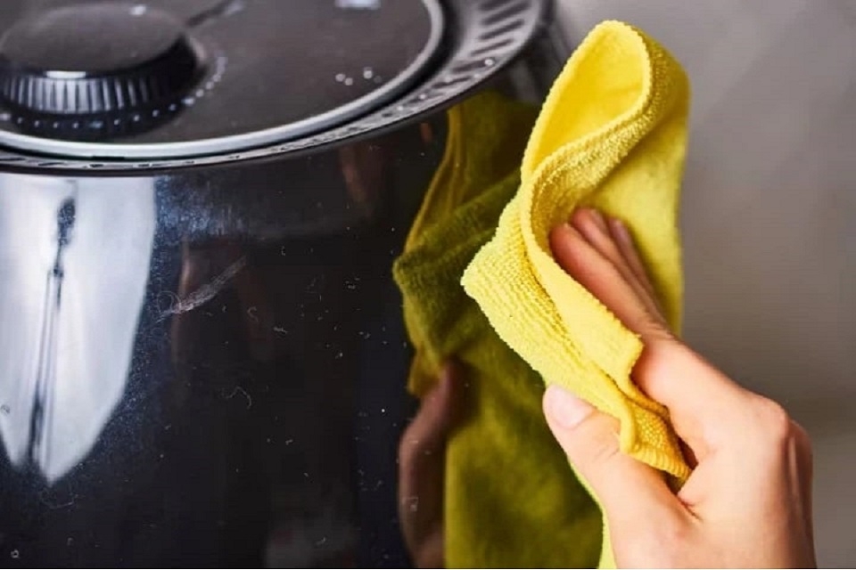 Vệ sinh nồi chiên không dầu Unie 3