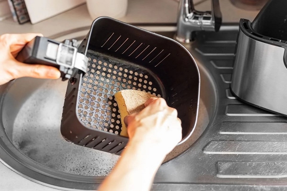 Vệ sinh nồi chiên không dầu Unie 4