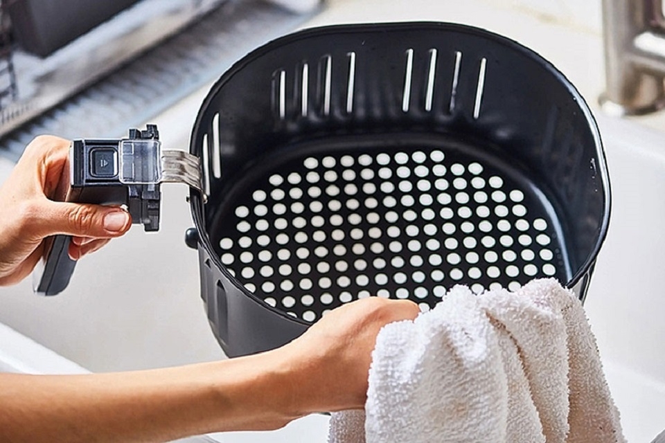 Cách vệ sinh nồi chiên không dầu Mishio 2