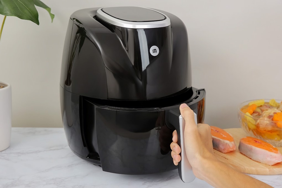 Cách vệ sinh nồi chiên không dầu Mishio 5