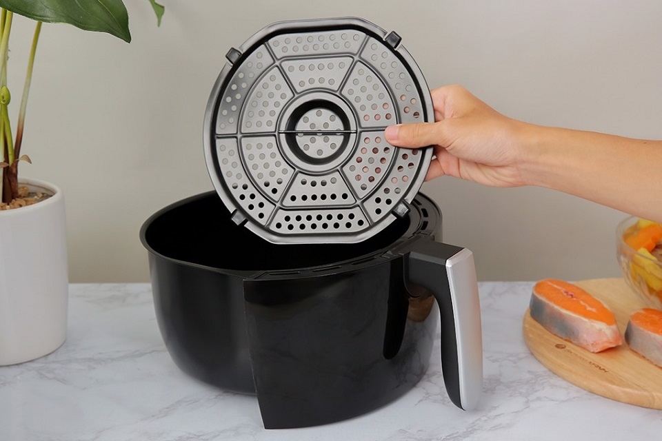 Cách vệ sinh nồi chiên không dầu Mishio 6