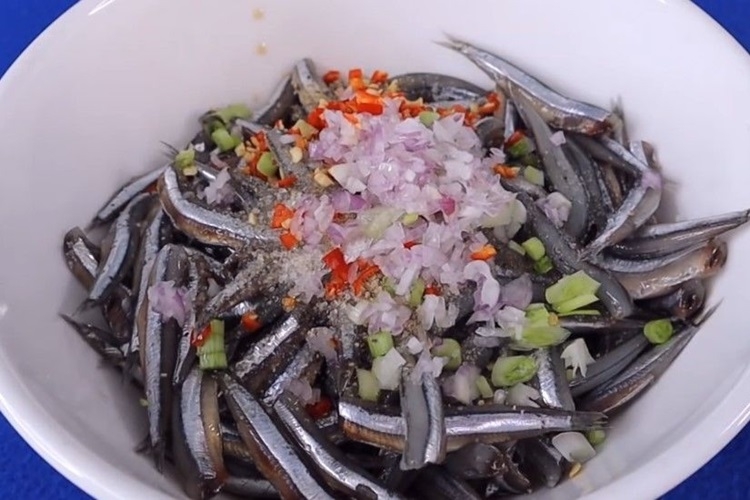 Bí quyết làm cá cơm kho tiêu đậm đà, ăn cùng cơm nóng cho những ngày gió lạnh - Hình 2