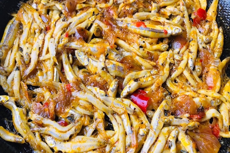 Bí quyết làm cá cơm kho tiêu đậm đà, ăn cùng cơm nóng cho những ngày gió lạnh - Hình 3