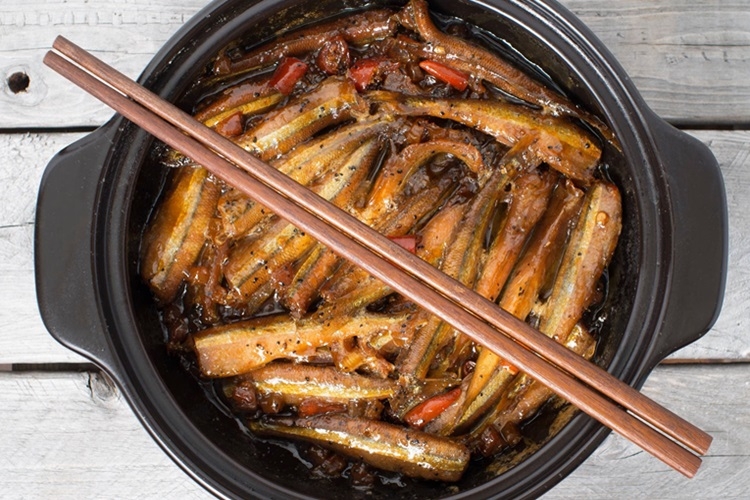 Bí quyết làm cá cơm kho tiêu đậm đà, ăn cùng cơm nóng cho những ngày gió lạnh - Hình 4