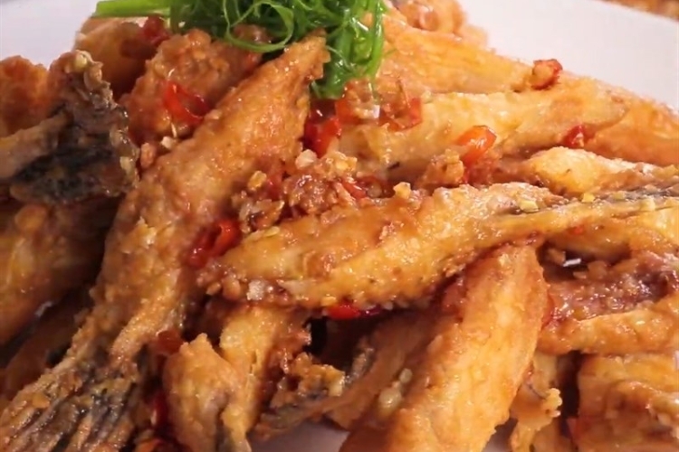 Thành phẩm vây cá hồi chiên tỏi ớt