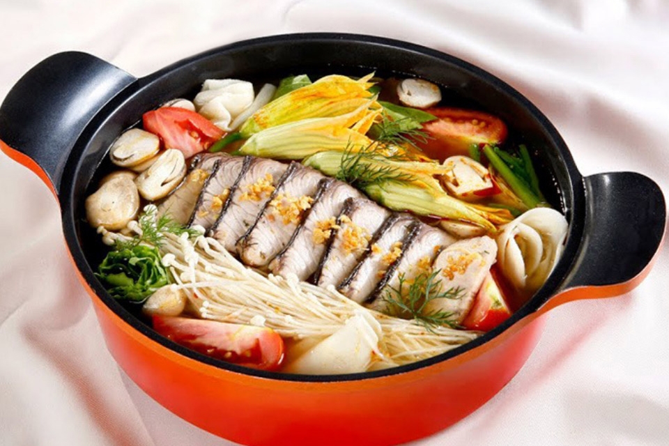 Lẩu măng chua cá cờ.
