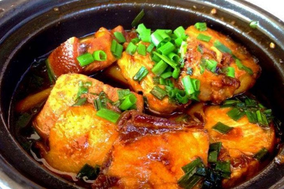 Cá cờ kho nghệ.