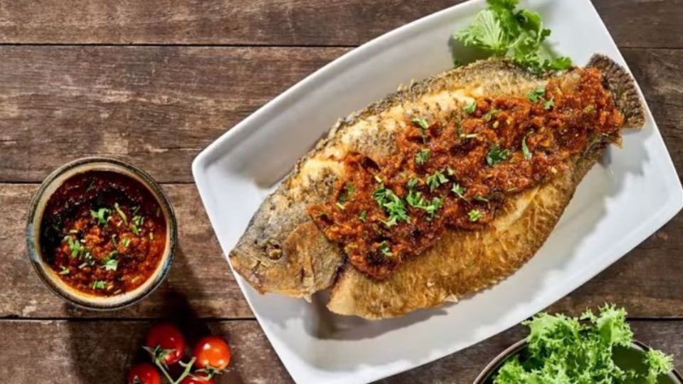 Cá tai tượng chiên sốt Sambal