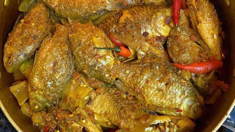 Cá diếc kho riềng