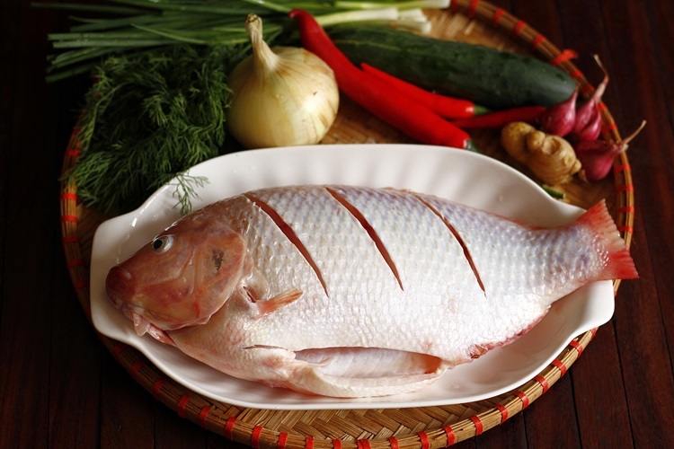 Hướng dẫn cách làm cá diêu hồng chưng tương chuẩn vị để đổi món cho gia đình - Hình 2