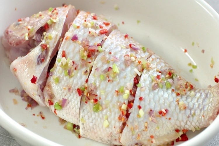Hướng dẫn cách làm cá diêu hồng chưng tương chuẩn vị để đổi món cho gia đình - Hình 3