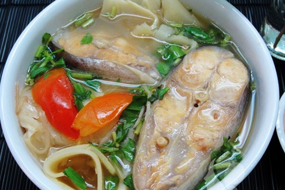 Cá lăng nấu măng chua thơm ngon, hấp dẫn.
