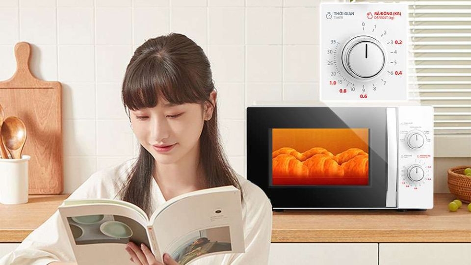Dùng lò vi sóng Toshiba cơ để rã đông thực phẩm