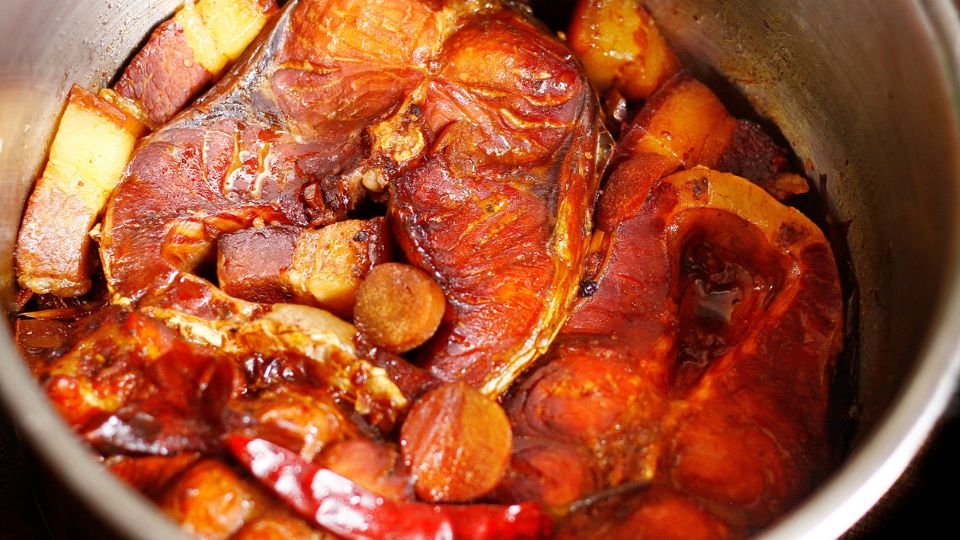 Cá trắm kho thịt ba chỉ