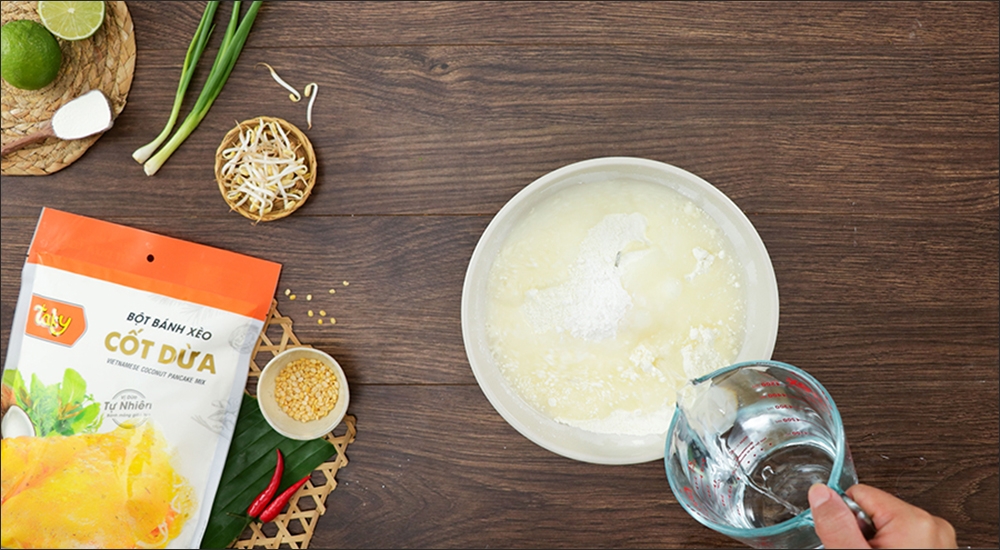 Pha bột bánh khoái