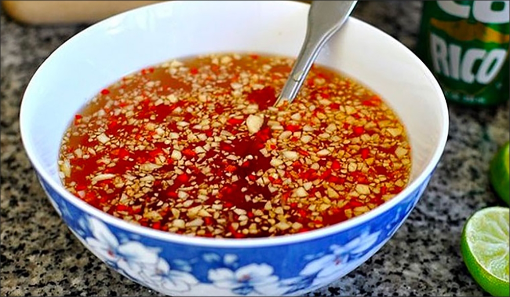 Làm nước chấm cho món bánh xèo cá kình