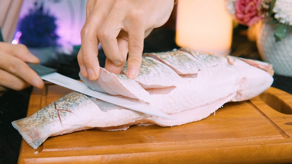 Sơ chế cá chẽm.