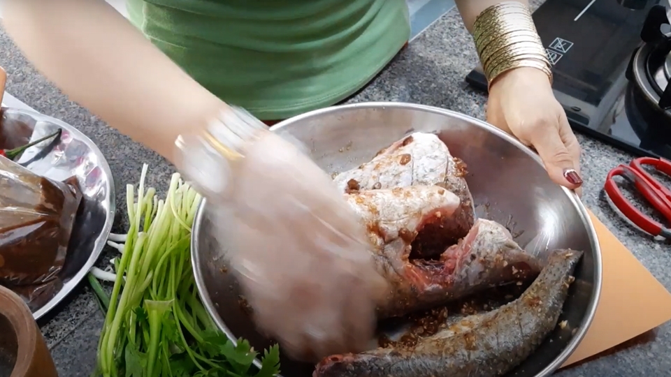 Ướp cá chẽm với nước sốt.