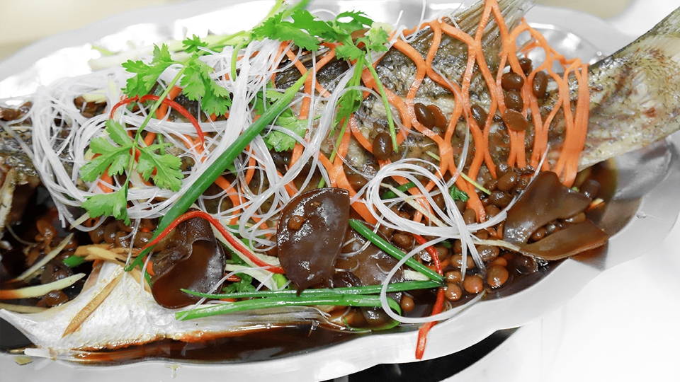 Cá chẽm chưng tương thơm ngon, hấp dẫn.
