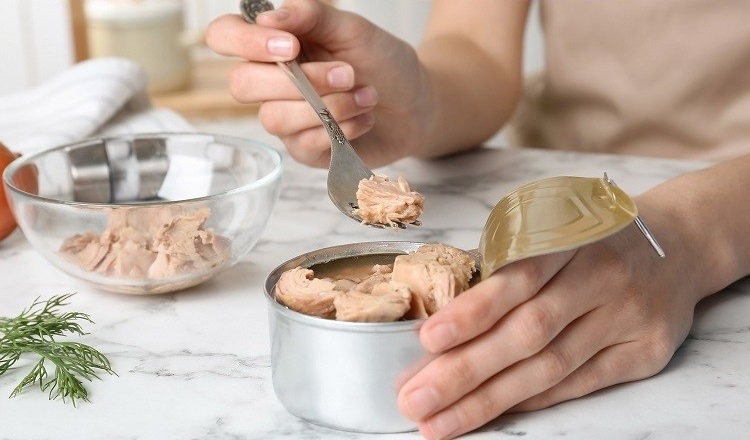 Ăn cá ngừ hộp bổ sung protein cho cơ thể
