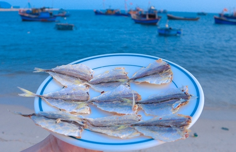 Nếm thử để cảm nhận độ tươi ngon của cá