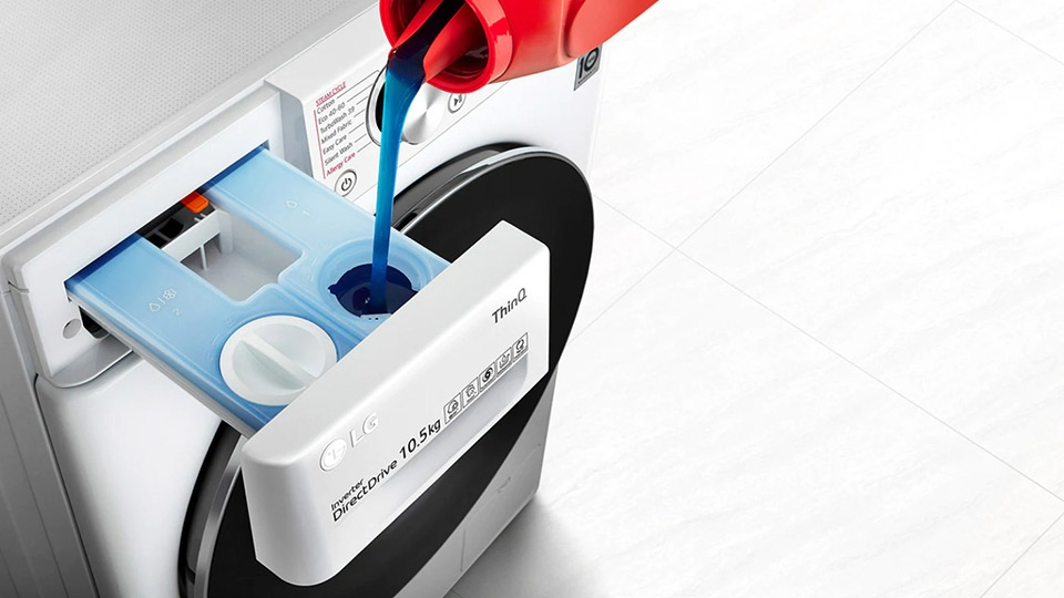 Nước giặt được đổ vào ngăn EzDispense sẽ được phân bổ khắp khoang giặt